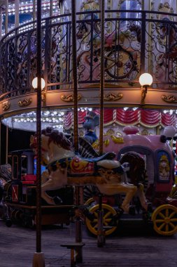 Gece Eyfel Kulesi 'nin yanındaki klasik Atlıkarınca ve Işıklar - Paris, Fransa