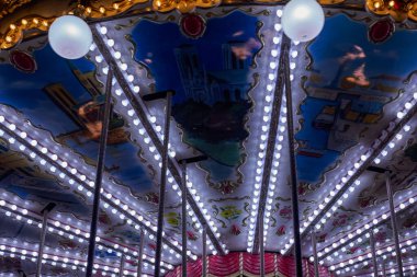 Gece Eyfel Kulesi 'nin yanındaki klasik Atlıkarınca ve Işıklar - Paris, Fransa