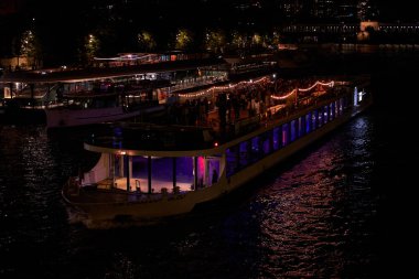 Gece Seine Nehri 'ndeki Turist Gemisi - Paris, Fransa