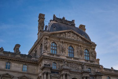 Günbatımında ünlü Louvre Müzesi manzarası. Dünya çapında en çok ziyaret edilen müze ve Paris, Fransa 'nın başlıca turistik merkezlerinden biri.