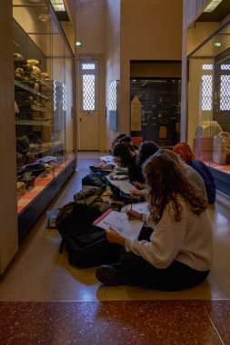 Müzede resim çizen genç bayan sanat öğrencileri - Paris, Fransa