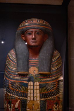 Mısırlı lahit, Fransa 'nın başkenti Paris' te bir sergide sergileniyor.