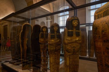 Mısırlı lahit, Fransa 'nın başkenti Paris' te bir sergide sergileniyor.