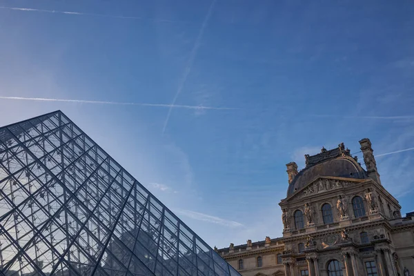 日没の有名なルーブル美術館とガラスのピラミッドの眺め 世界で最も訪問された博物館とパリ フランスの主要な観光スポットの1つ — ストック写真