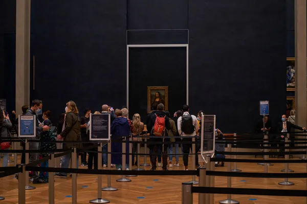 프랑스의 루브르 파리에 매달려 레오나르도 다빈치가 모나리자를 지켜보고 사람들 — 스톡 사진