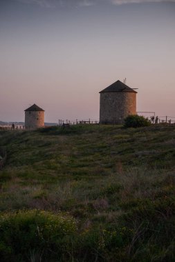 Sahil kıyısındaki eski bir değirmenin silueti Güzel bir günbatımında - Apulia, Esposende, Portekiz
