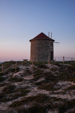 Sahil kıyısındaki eski bir değirmenin silueti Güzel bir günbatımında - Apulia, Esposende, Portekiz