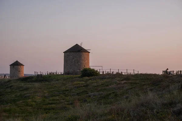 美しい夕日の海岸にある古い風車のシルエット Apulia Esposende ポルトガル — ストック写真