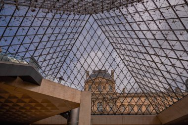 Louvre Müzesinin Cam Piramidi - Paris, Fransa