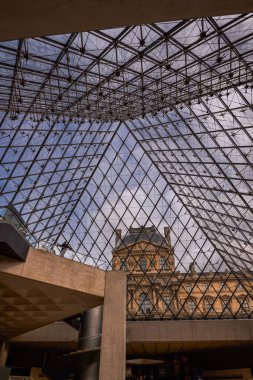 Louvre Müzesinin Cam Piramidi - Paris, Fransa