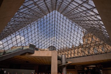 Louvre Müzesinin Cam Piramidi - Paris, Fransa