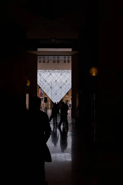 Fransa, Paris 'teki Ters Piramit. Fransa' daki Louvre Atlıkarınca alışveriş merkezinde inşa edilen modern cam tavan penceresi.