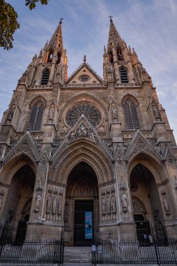 Saint Clotilde Kilisesi 'nin Neo Gotik Bazilikası' nın ön cephesi. Fransa 'nın başkenti Paris' in eski sokaklarında.