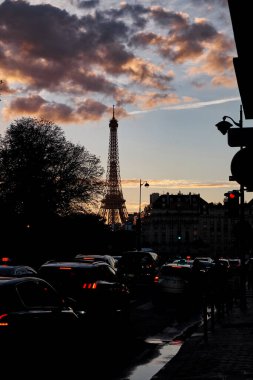 Fransa, Paris 'teki Eyfel Kulesi manzaralı Alacakaranlık Günbatımında araba trafiği