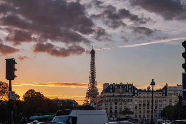 Fransa Paris Teki Eyfel Kulesi Manzaralı Alacakaranlık Günbatımında Araba Trafiği — Stok fotoğraf