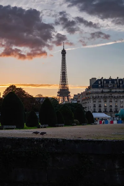 法国巴黎埃菲尔铁塔景观下的黄昏落日交通 — 图库照片