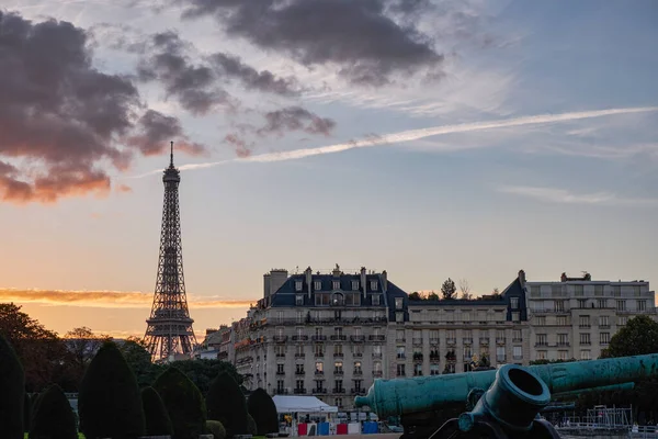 Tráfego Carros Entardecer Com Vista Para Torre Eiffel Paris França — Fotografia de Stock