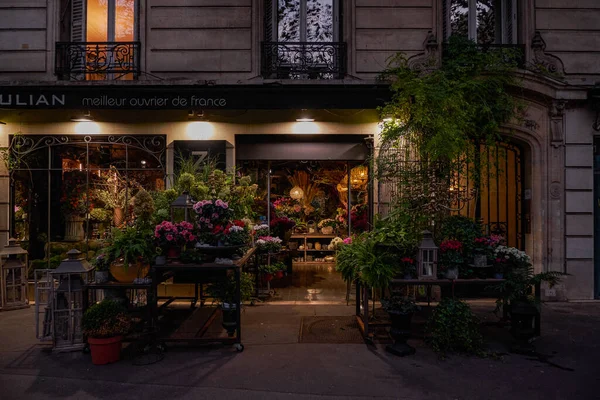 Paris, Fransa 'da Gece Küçük Çiçek Dükkanı