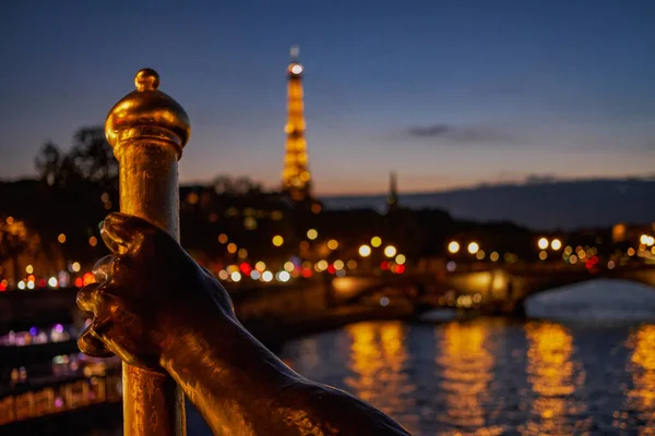 Pont Alexandre III 'ten Eyfel Kulesi' nin manzarası Paris 'teki Seine Nehri üzerindeki Ünlü Köprü. Şehrin en önemli yerlerinden biri..