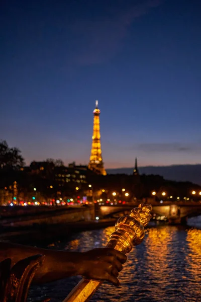 ポンアレクサンドル3世からエッフェル塔の眺め 夜のフランス パリのセーヌ川にかかる有名な橋 市内でも有数の観光スポット — ストック写真