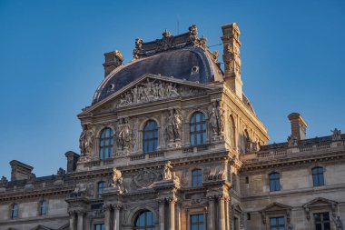 Gündoğumunda ünlü Louvre Müzesi 'nin manzarası. Dünya çapında en çok ziyaret edilen müze ve Paris, Fransa 'nın başlıca turistik merkezlerinden biri.