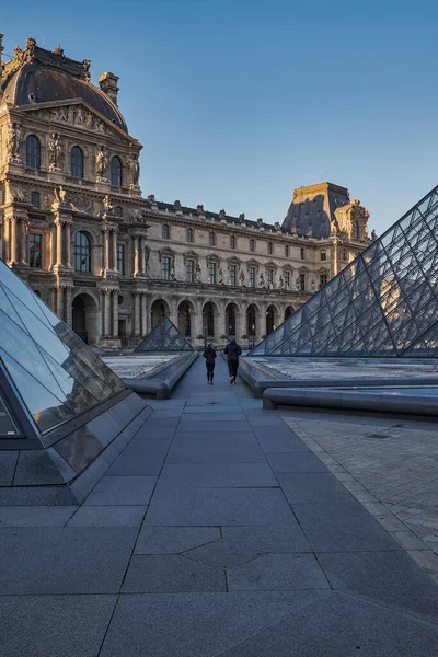 日出时参观著名的卢浮宫和玻璃金字塔 世界上参观最多的博物馆 也是法国巴黎的主要旅游胜地之一 — 图库照片
