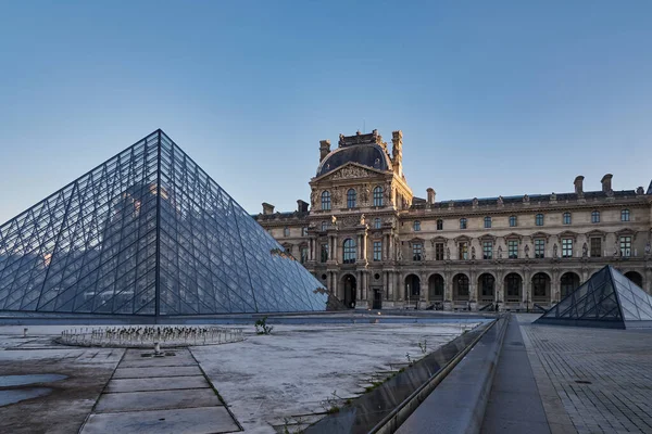 Vista Del Famoso Museo Del Louvre Pirámide Cristal Amanecer Museo —  Fotos de Stock