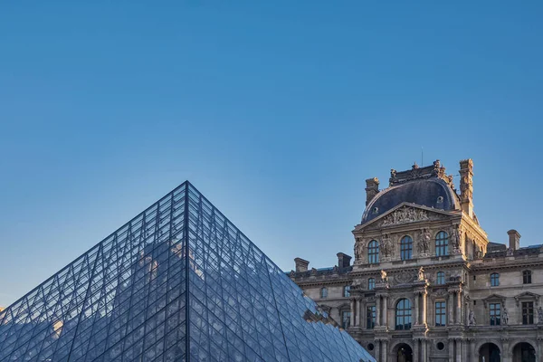 Blick Auf Den Berühmten Louvre Und Die Gläserne Pyramide Bei — Stockfoto
