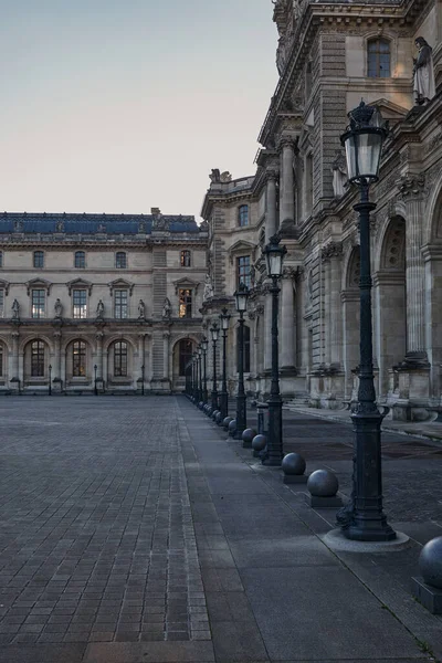 Gündoğumunda Ünlü Louvre Müzesi Nin Manzarası Dünya Çapında Çok Ziyaret — Stok fotoğraf