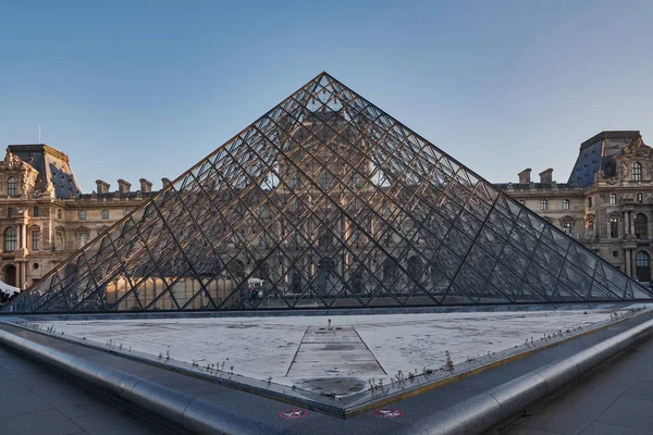 Άποψη Του Διάσημου Μουσείου Του Λούβρου Και Γυάλινη Πυραμίδα Στην — Φωτογραφία Αρχείου