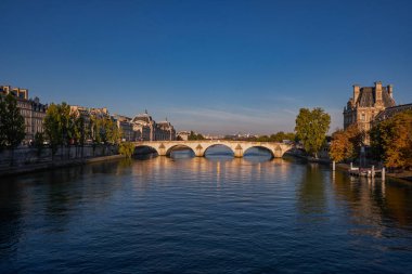 Neuf Köprüsü Seine Nehri üzerinde, Gündoğumu - Paris, Fransa 'nın en eski köprüsü