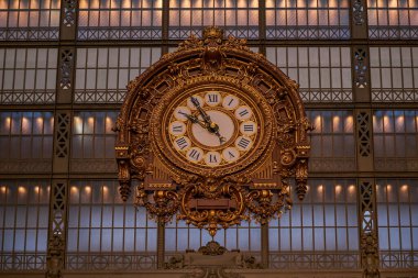 Paris, Fransa 'daki d' Orsay Müzesi 'nin içindeki devasa saat. Dünyanın en büyük empresyonist ve post-empresyonist sanat tabloları koleksiyonuna sahiptir..