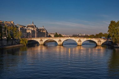 Neuf Köprüsü Seine Nehri üzerinde, Gündoğumu - Paris, Fransa 'nın en eski köprüsü