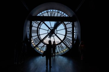 Paris, Fransa 'daki d' Orsay Müzesi 'nin içindeki devasa saat. Dünyanın en büyük empresyonist ve post-empresyonist sanat tabloları koleksiyonuna sahiptir..