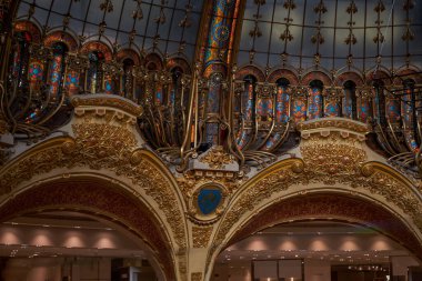 Paris 'teki Lafayette Galerileri. Mimar Georges Chedanne lüks bir mağaza tasarladı. Güzel bir sanat eseri, cam ve çelik kubbe tavanı vardı.