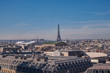 Bir çatıdan Eyfel Kulesi manzarası - Paris, Fransa