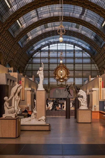 Paris, Fransa 'daki Orsay Müzesi' nin içi. Dünyanın en büyük empresyonist ve post-empresyonist sanat tabloları koleksiyonuna sahiptir..