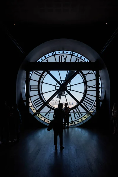 Paris, Fransa 'daki d' Orsay Müzesi 'nin içindeki devasa saat. Dünyanın en büyük empresyonist ve post-empresyonist sanat tabloları koleksiyonuna sahiptir..