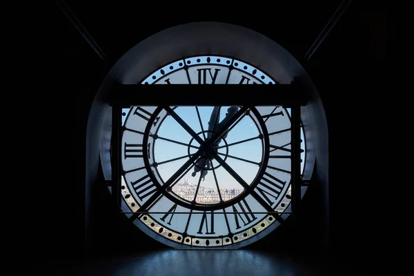 Paris, Fransa 'daki d' Orsay Müzesi 'nin içindeki devasa saat. Dünyanın en büyük empresyonist ve post-empresyonist sanat tabloları koleksiyonuna sahiptir..