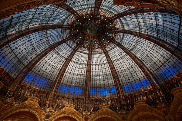 Paris 'teki Lafayette Galerileri. Mimar Georges Chedanne lüks bir mağaza tasarladı. Güzel bir sanat eseri, cam ve çelik kubbe tavanı vardı.