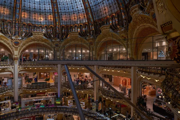 Paris 'teki Lafayette Galerileri. Mimar Georges Chedanne lüks bir mağaza tasarladı. Güzel bir sanat eseri, cam ve çelik kubbe tavanı vardı.
