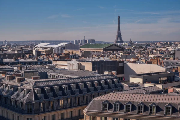 Bir çatıdan Eyfel Kulesi manzarası - Paris, Fransa