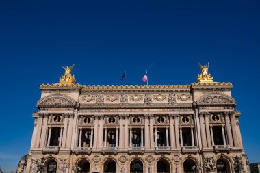 Paris, Fransa 'daki Palais Garnier Operasının Cephesi - Caddeden Görünüm