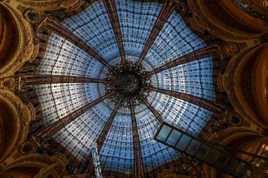 Paris 'teki Lafayette Galerileri. Mimar Georges Chedanne lüks bir mağaza tasarladı. Güzel bir sanat eseri, cam ve çelik kubbe tavanı vardı.