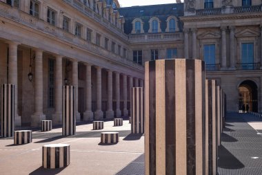 Fransa, Paris 'teki Palais Royal Sütunlarındaki Gençler - Moda, Etki, Açık Hava