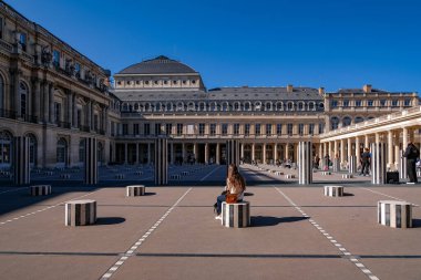 Fransa, Paris 'teki Palais Royal Sütunlarındaki Gençler - Moda, Etki, Açık Hava
