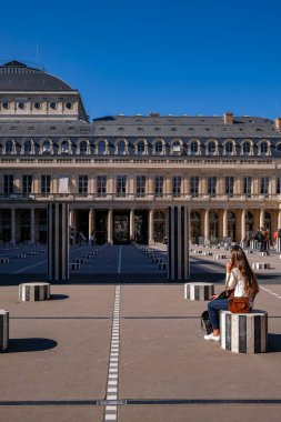 Fransa, Paris 'teki Palais Royal Sütunlarındaki Gençler - Moda, Etki, Açık Hava