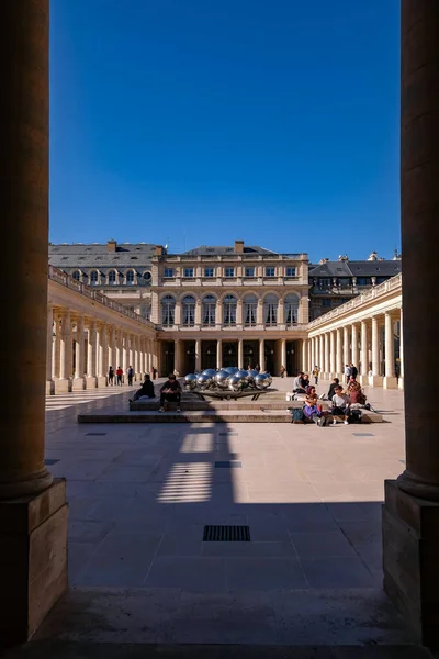 Jóvenes Las Columnas Del Palais Royal París Francia Moda Influencer — Foto de Stock
