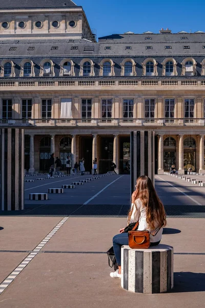 Fransa, Paris 'teki Palais Royal Sütunlarındaki Gençler - Moda, Etki, Açık Hava