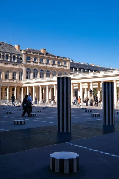 Jovens Nas Colunas Palais Royal Paris França Moda Influenciador Livre — Fotografia de Stock